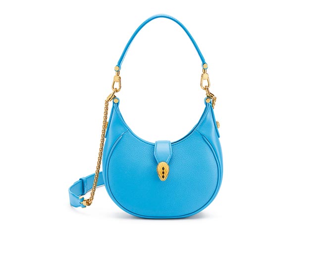 宝格丽Serpenti Hobo尼加拉蓝宝石色小牛皮新月包，6万1700元。（BVLGARI提供）