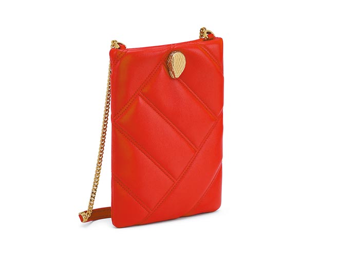 宝格丽Serpenti Cabochon洋红石榴石色迷你肩背信封包，3万1300元。（BVLGARI提供）