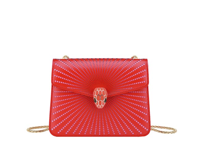 宝格丽Serpenti Laser-Cut洋红石榴石色小牛皮肩背包，8万9700元。（BVLGARI提供）