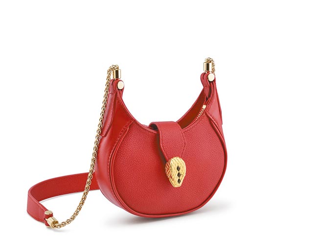 宝格丽Serpenti Hobo洋红石榴石色小牛皮迷你新月包，仅13公分大，3万3600元。（BVLGARI提供）