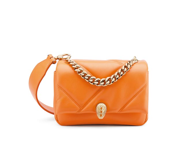 宝格丽Serpenti Cabochon Maxi Chain珊瑚橘红玉髓色小牛皮肩背包，6万9900元。（BVLGARI提供）