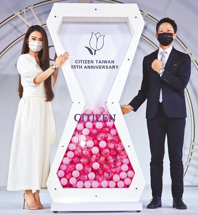 田馥甄（左）与CITIZEN台湾区总经理渡边将人携手做公益，捐出联名表盈收25万元给门诺基金会。（陈俊吉摄）