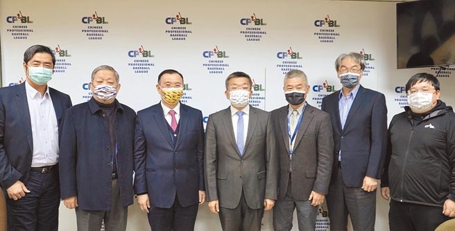 台湾钢铁集团会长谢裕民（左三）率员拜会中职会长蔡其昌（右四）。（中职提供）