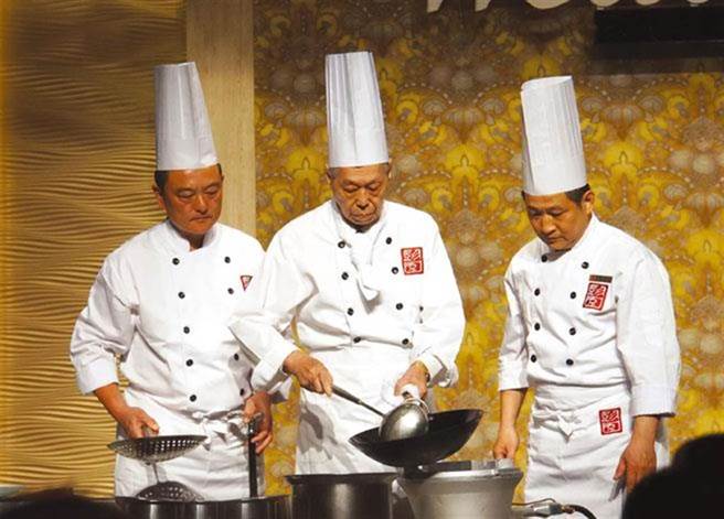 图为彭园会馆开幕，当时高龄96岁的「湘菜厨神」彭长贵（中）亲自上场示范左宗棠鸡的作法。（图／姚舜摄）