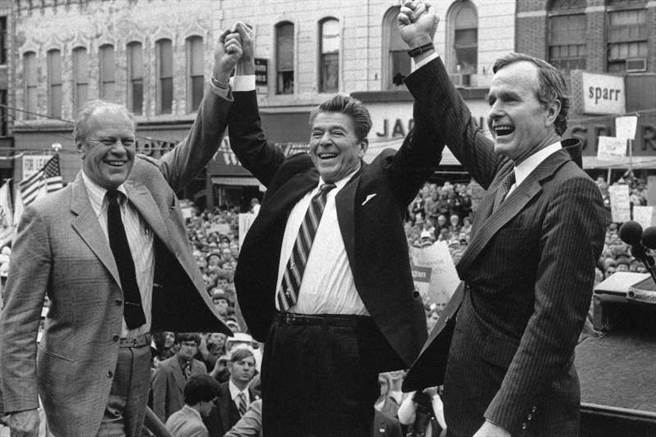 彭长贵在美国开的彭园餐厅因季辛吉而打出名气，美国前后任总统雷根（中）、老布希（右）与甘迺迪遗孀贾桂琳都曾是座上客。（图／美联社）