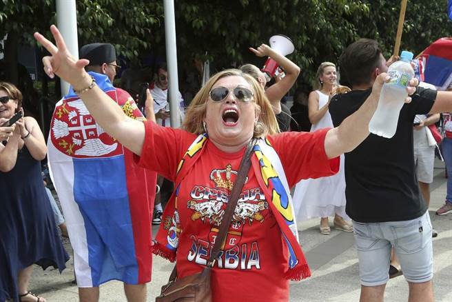 澳洲墨爾本街頭支持喬柯維奇的球迷。（美聯社資料照）