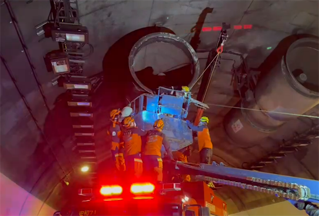 国3碧潭隧道施工意外，23岁女维修员遭升降梯夹在半空惨死。(民眾提供)