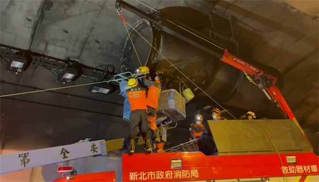国3碧潭隧道施工意外，23岁女维修员遭升降梯夹在半空惨死。(民眾提供)