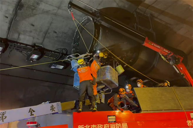 国3碧潭隧道施工意外，23岁女维修员遭升降梯夹在半空惨死。(民眾提供)