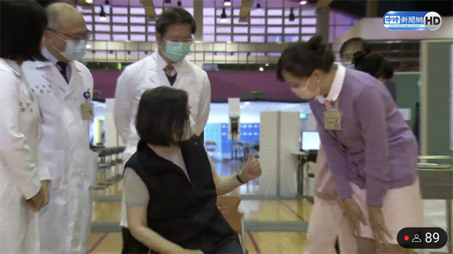 正副总统打高端，蔡英文打完淡定说，就这样？(取自中时新闻网直播)