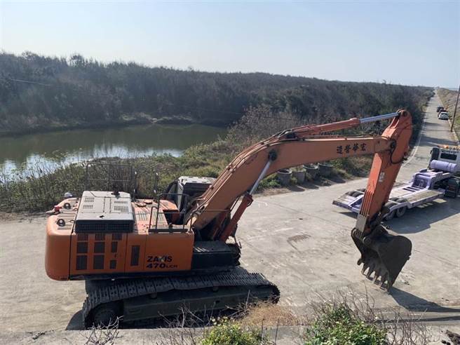 军方今天开始将以平台式抽砂船、水陆两用怪手动力竹筏、怪手等重机具在坠机点抽砂，寻找其余大块机体残骸，并进行吊挂作业。(吕妍庭摄)