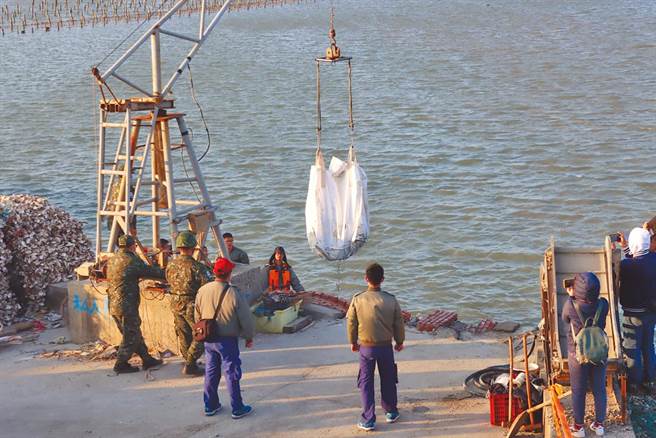 军方今天开始将以平台式抽砂船、水陆两用怪手动力竹筏、怪手等重机具在坠机点抽砂，寻找其余大块机体残骸，并进行吊挂作业。(吕妍庭摄)