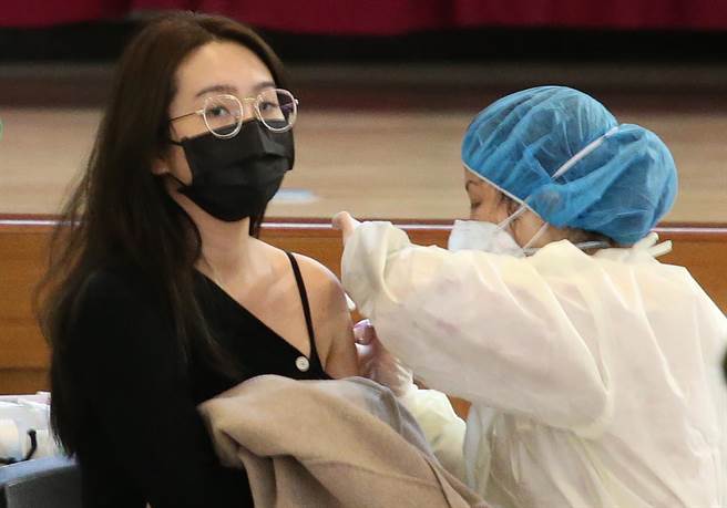 1922平台第三剂今上午10点开抢。图为民眾打第三剂疫苗的画面。（赵双杰摄）