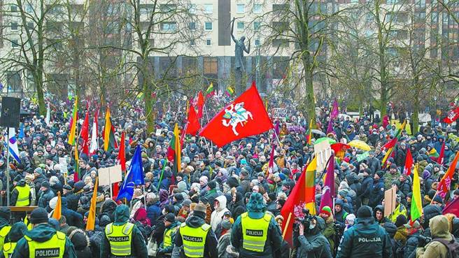 陆学者：欧盟正极力寻找更平衡的对中关系，不应对立，更不应对抗。图为13日，在维尔纽斯，立陶宛民眾示威要求政府下台。（环球时报）