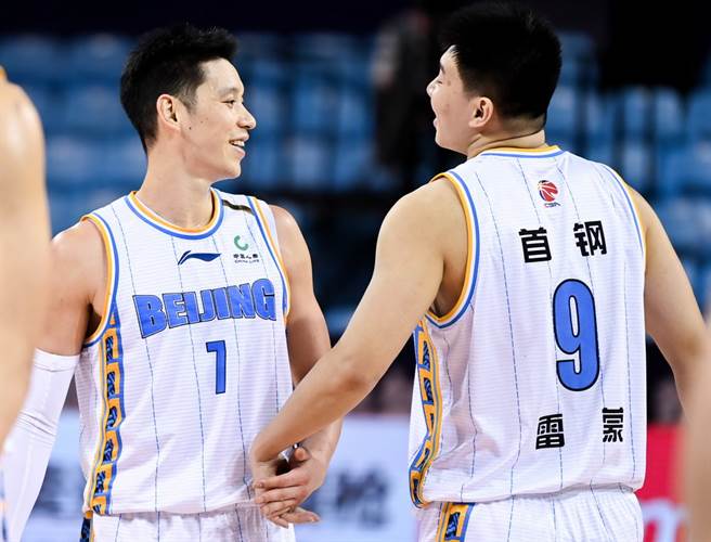 曾在NBA遭受种族歧视的林书豪，如今当然不希望看到威姆斯被大陆球迷这么对待。(新华社资料照)