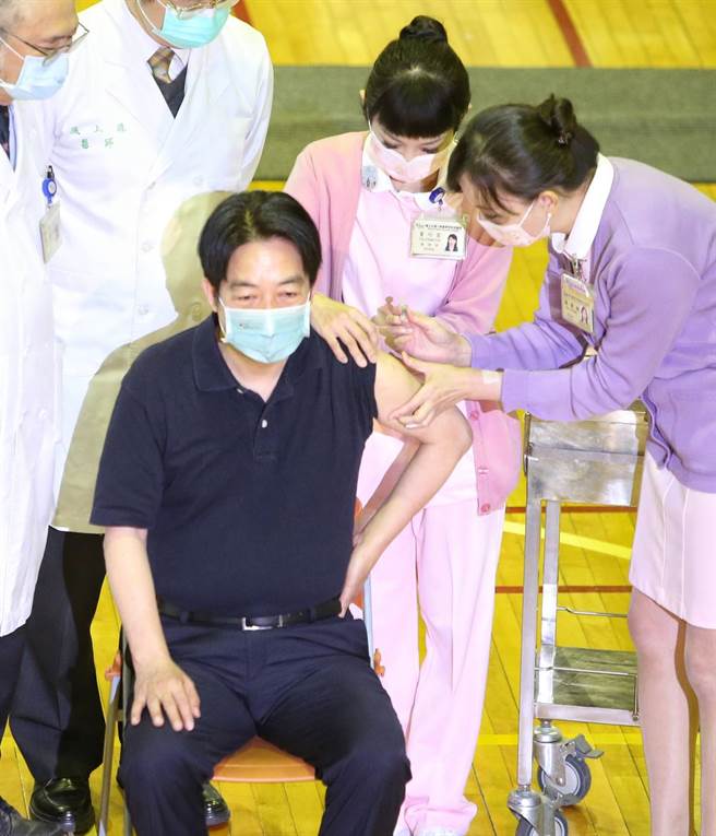 副总统赖清德（前左）15日到台大医学院体育馆接种站，接种第三剂高端疫苗。（赵双杰摄）