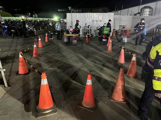 一名男子下班准备骑机车，发现置物柜被放不明物，拿起查看后该物品竟爆炸，炸伤该名男子。（民眾提供／邱立雅竹市传真）