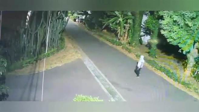 连续偷窃各大专院校，遭到5个院检通缉的46岁陈姓犯嫌，入侵校园穿着套头衣服，还是被校园电子城墙监视器全都「录」。（民眾提供／卢金足台中传真）  