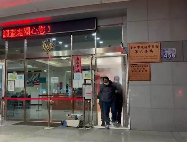 遭到5个院检通缉的46岁陈姓犯嫌，最远曾追缉到台东，13日晚上将躲藏高雄市三民区的陈嫌查缉到案并移送归案。（民眾提供／卢金足台中传真）  