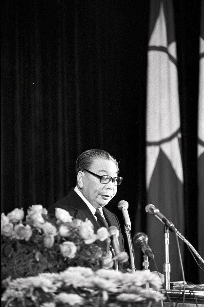 图为1977年06月蒋经国在一项党务活动中致词。(资料照)