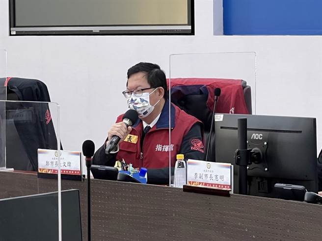 桃园市长郑文灿说，东兴国中昨深夜有学生确诊，连夜採检176人全阴性，该校即日起停课14天。(蔡依珍摄)