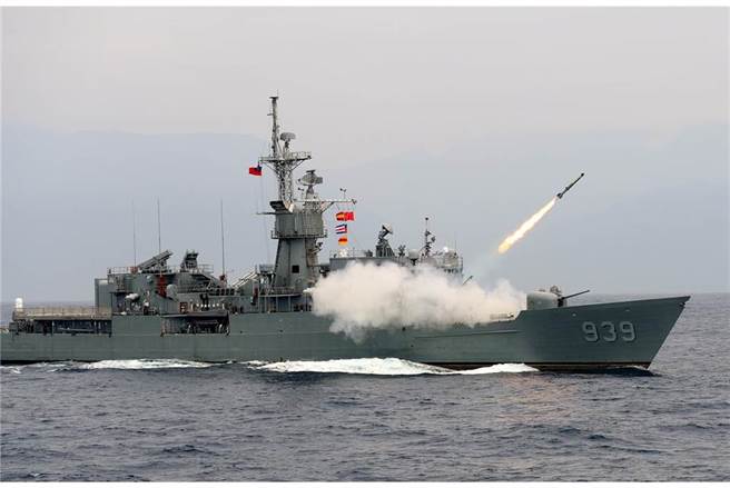 131艦隊為台灣北部偵巡主力，圖為隸屬該艦隊諾克斯級艦發射反潛火箭操演畫面。(
中時資料庫)