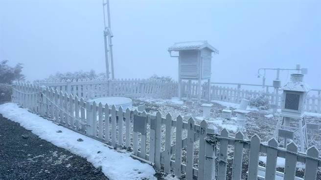玉山冰天雪地，但它未符海拔200公尺以下条件，「无法」发布低温特报。（中央气象局提供）