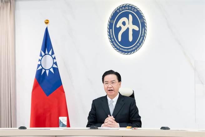 吴钊燮部长接受视讯专访，说明中国对台军事威胁严重，并重申我国深化与立陶宛实质关系的决心。（外交部提供）