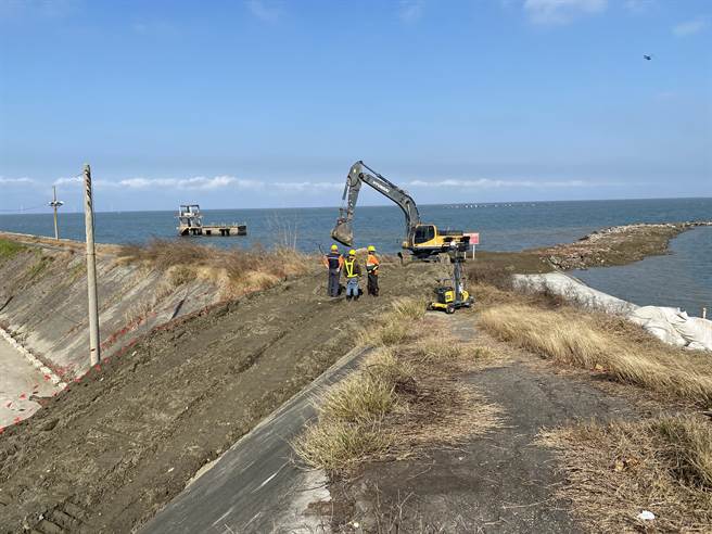 怪手在F-16V战机坠海处赶工造临时土堤，以利抽沙机具作业。（廖素慧摄）