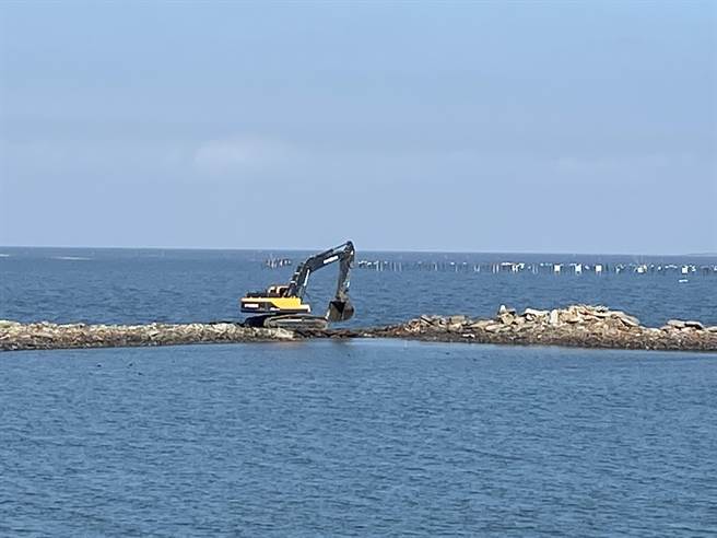 怪手在F-16V战机坠海处赶工造临时土堤，以利抽沙机具作业。（廖素慧摄）