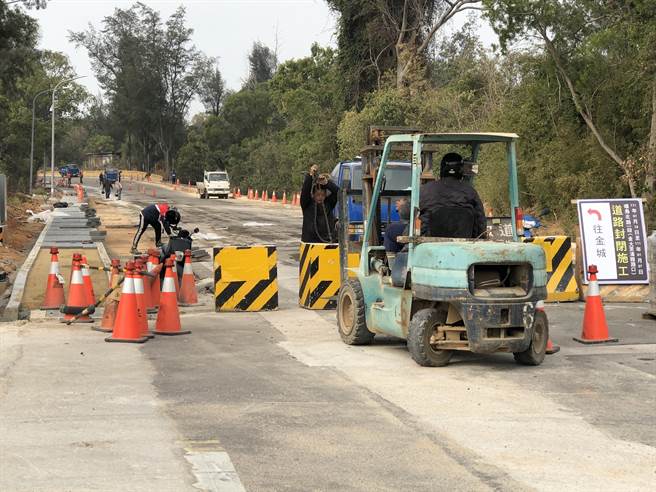 金門交通幹線環島北路一段金門大學至清雅路口自1／13至1／27封路施工15天。（李金生攝）