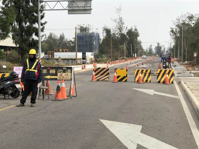金門交通幹線環島北路一段金門大學至清雅路口自1／13至1／27封路施工15天。（李金生攝）