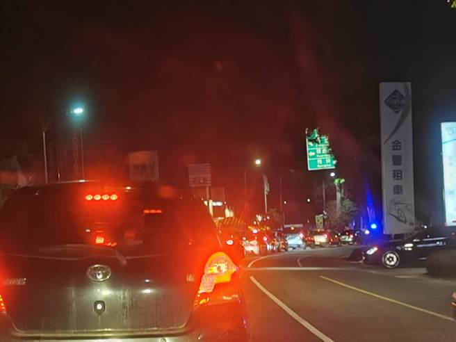 中央公路（伯玉路）尖峰時段出現回堵現象，警方加強榜林圓環等重點路口交通疏導。（民眾提供）