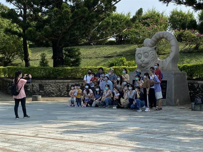 虎头埤风景区前门广场招财大猫雕像老虎地标，是游客必拍景点之一。（虎头埤风景区提供／曹婷婷台南传真）