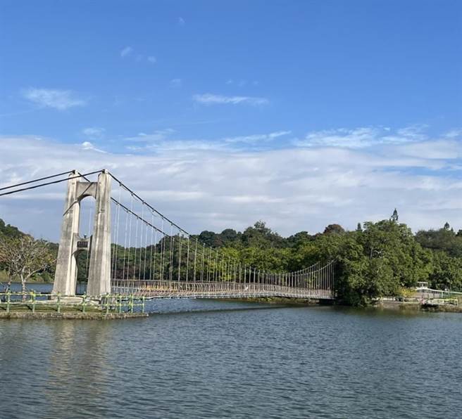 虎月吊桥也是虎埤五宝之一。（虎头埤风景区提供／曹婷婷台南传真）