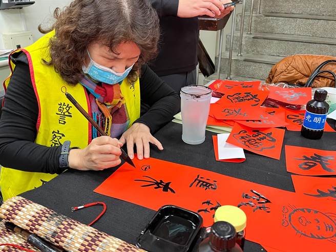 正義派出所的志工團，有多位在國小及社區大學擔任書法老師，於現場揮毫、大顯身手。（台中市警第三分局提供／張妍溱台中傳真）