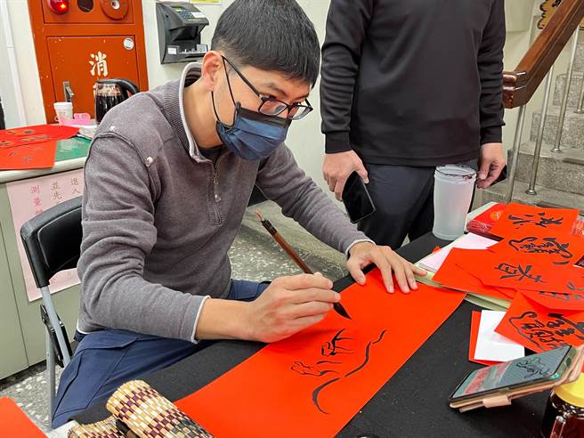 有圖有文的「虎錢奔進來」、「虎進甘來」、「虎哩旺」等創意春聯更添趣味。（台中市警第三分局提供／張妍溱台中傳真）