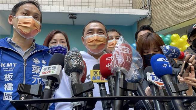 侯友宜今宣布，新北校园将实施「疫苗护照」。（叶书宏摄）
