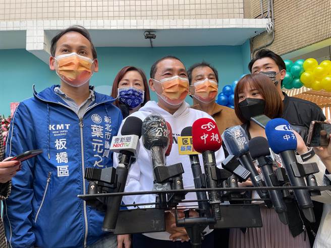 新北市长侯友宜今（15日）出席市政行程说，新北专责病床可达1300床以上，目前开设接近一半，一部分将保留给儿童使用，新北医疗量能是足够的。（叶书宏摄）