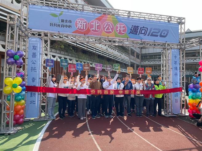 新北市长侯友宜今（15日）出席市政行程说，新北专责病床可达1300床以上，目前开设接近一半，一部分将保留给儿童使用，新北医疗量能是足够的。（叶书宏摄）