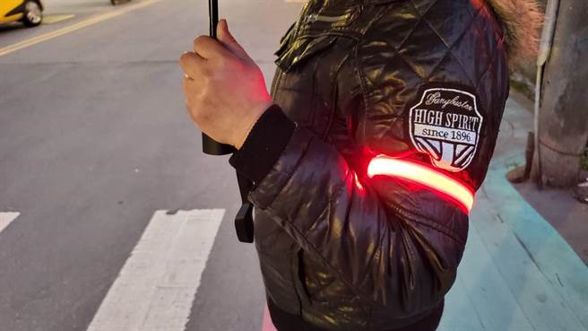 土城警分局購置「主動式LED發光帶」等宣導品，提升長者清晨夜晚外出交通安全。（土城警分局提供）