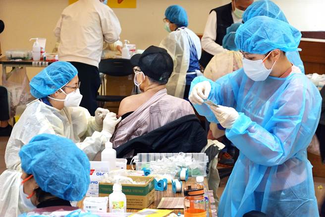 年关将至，为预防新冠肺炎疫情扩散，新北市政府设立中大型疫苗接种站，民眾15日陆续前往三重综合育馆，在医护人员分工合作下，迅速施打莫德纳疫苗。（姚志平摄）