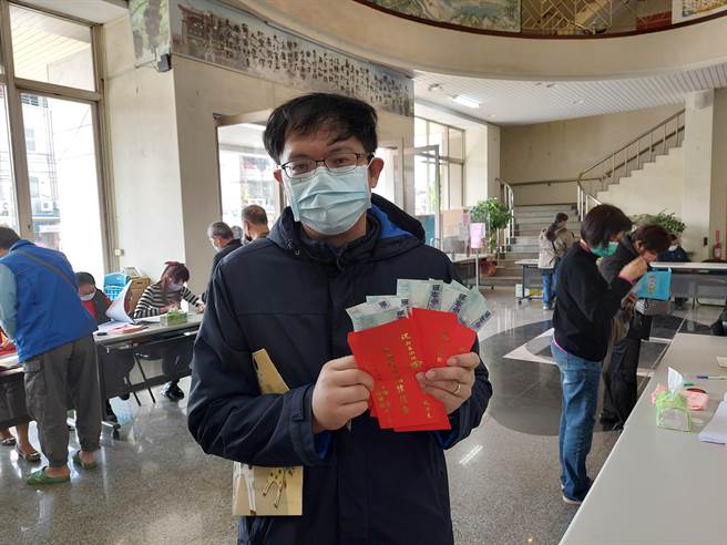 多數民眾都是一人帶著戶口名簿為全家人一起領禮金。（謝瓊雲攝）