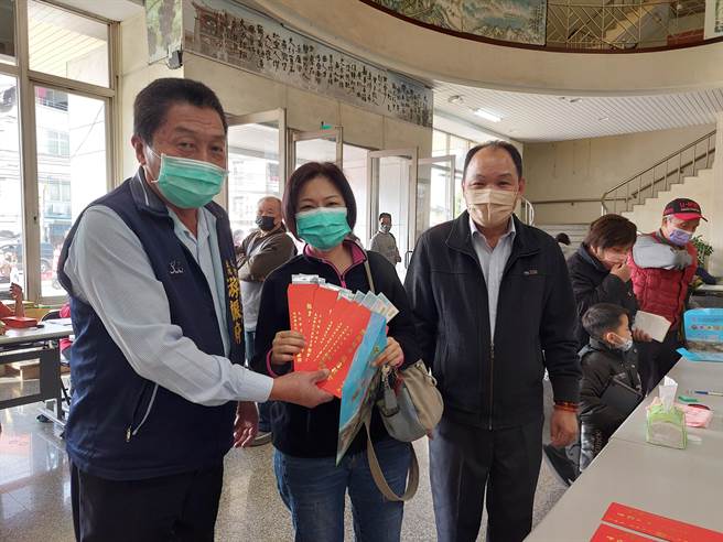 一口氣領走全家5人的大紅包，鄉民喜孜孜。（謝瓊雲攝）
