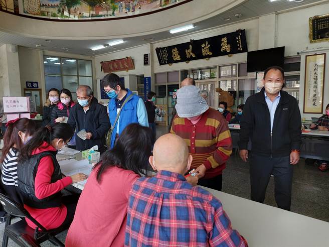 大村鄉公所連續兩年在農曆春節年前加碼發放每人2000元振興現金禮金，大村鄉長游盛(右)到場關心現場領取秩序和防疫工作。（謝瓊雲攝）