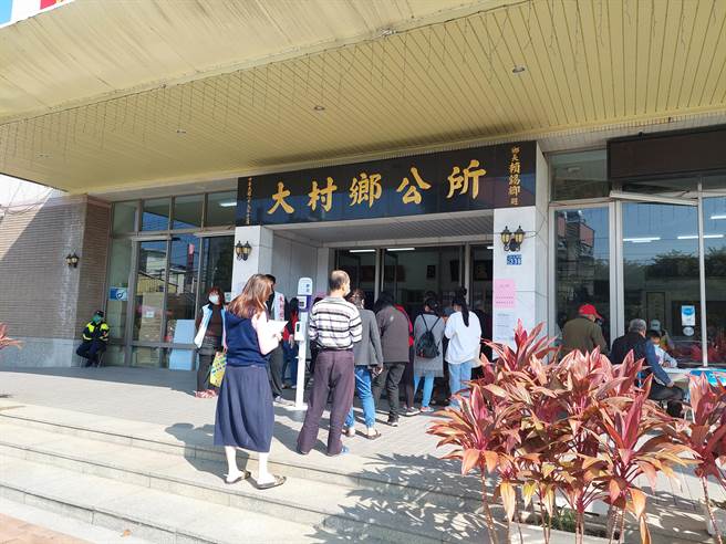 大村鄉公所今、明兩天發給全鄉鄉民每人2000元振興禮金，不少民眾一早就到大村鄉公所排隊等著領取大紅包。（謝瓊雲攝）