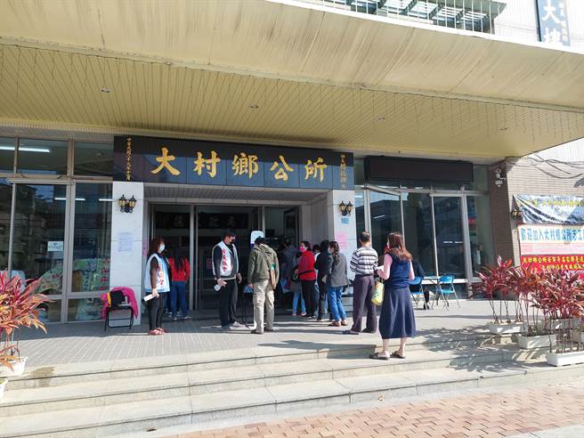大村鄉公所今、明兩天發給全鄉鄉民每人2000元振興禮金，不少民眾一早就到大村鄉公所排隊等著領取大紅包。（謝瓊雲攝）