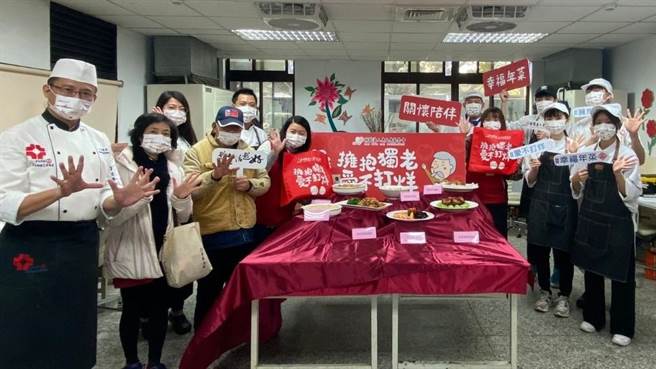 老五老基金会近日与普林思顿高级中等学校及经国管理暨健康学院餐旅厨艺管理系学生携手合作，准备一桌年菜邀请长辈来围炉试菜。（老五老基金会提供／林良齐台北传真）