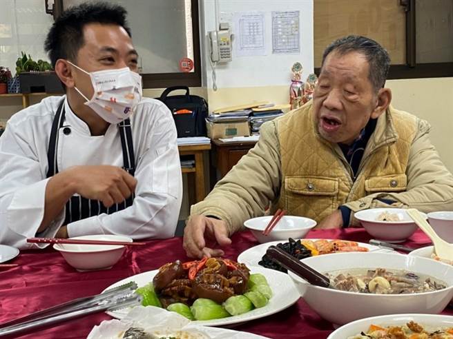 老五老基金会近日与普林思顿高级中等学校及经国管理暨健康学院餐旅厨艺管理系学生携手合作，准备一桌年菜邀请长辈来围炉试菜。（老五老基金会提供／林良齐台北传真）