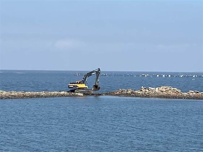 陈奕回家了！F-16V飞官证实殉职，家属中午抵现场招魂。(廖素惠摄)
